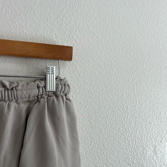 Wilfred Aritzia Drawstring Montrouge Crepe Shorts in Gray M - Picture 5 of 10